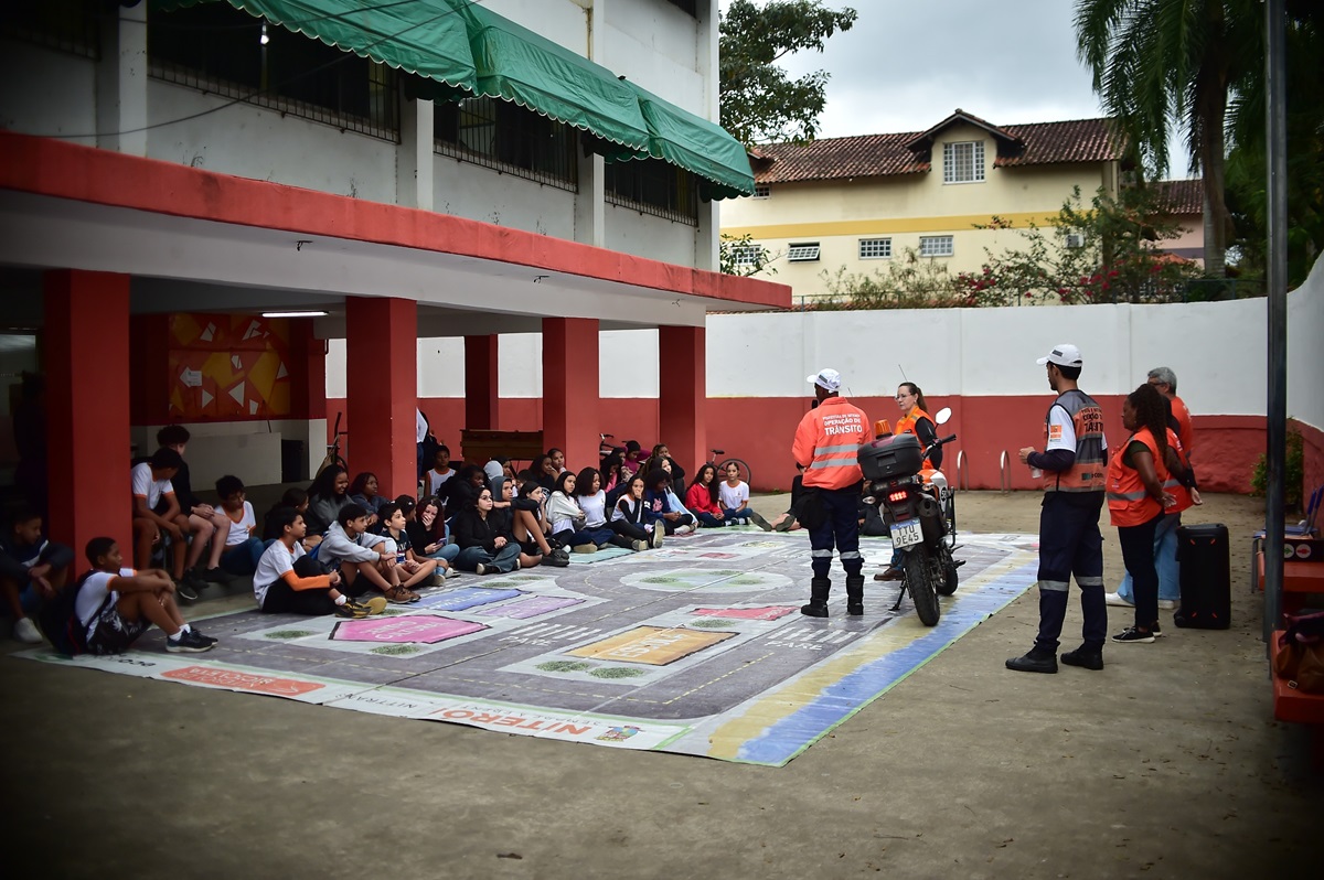 Ação educativa da NitTrans durante a Semana Nacional do Trânsito em Niterói