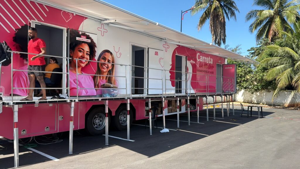 Unidade móvel de saúde da mulher instalada no Centro de Maricá