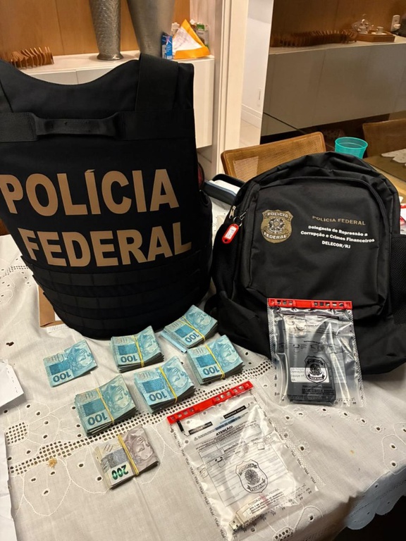 Polícia Federal durante diligência da Operação Em Nome do Pai
