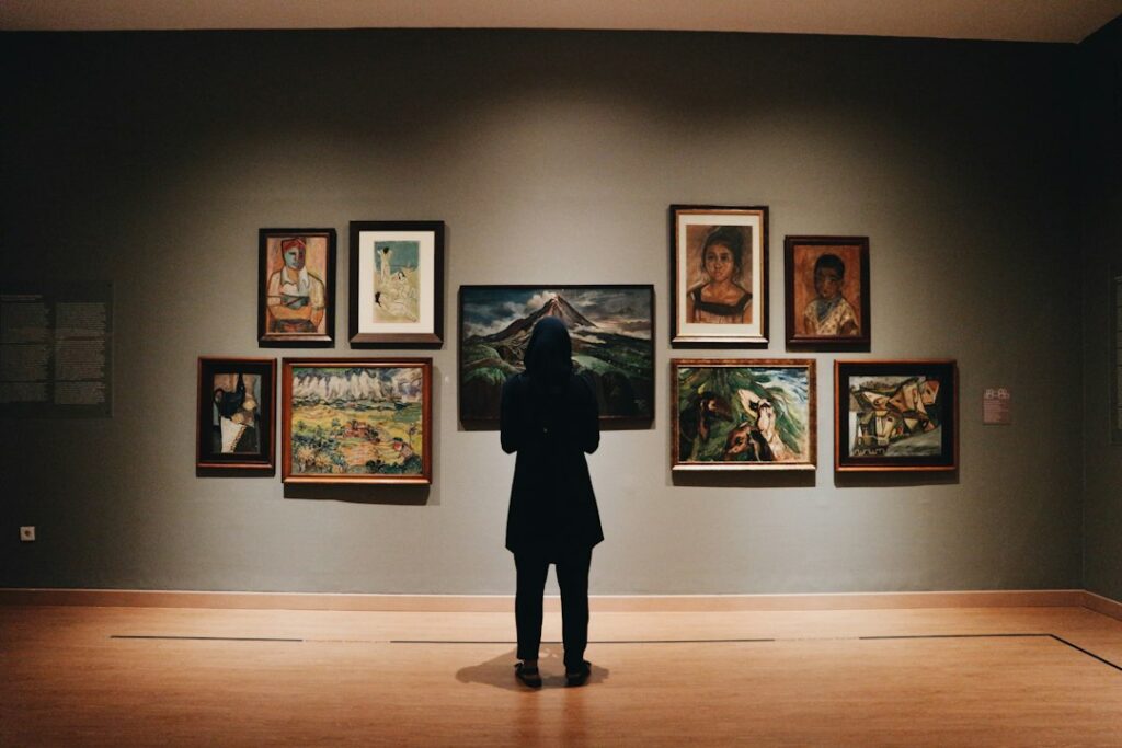 Exposição de arte em galeria; imagem ilustrativa que não retrata a exposição de Niterói