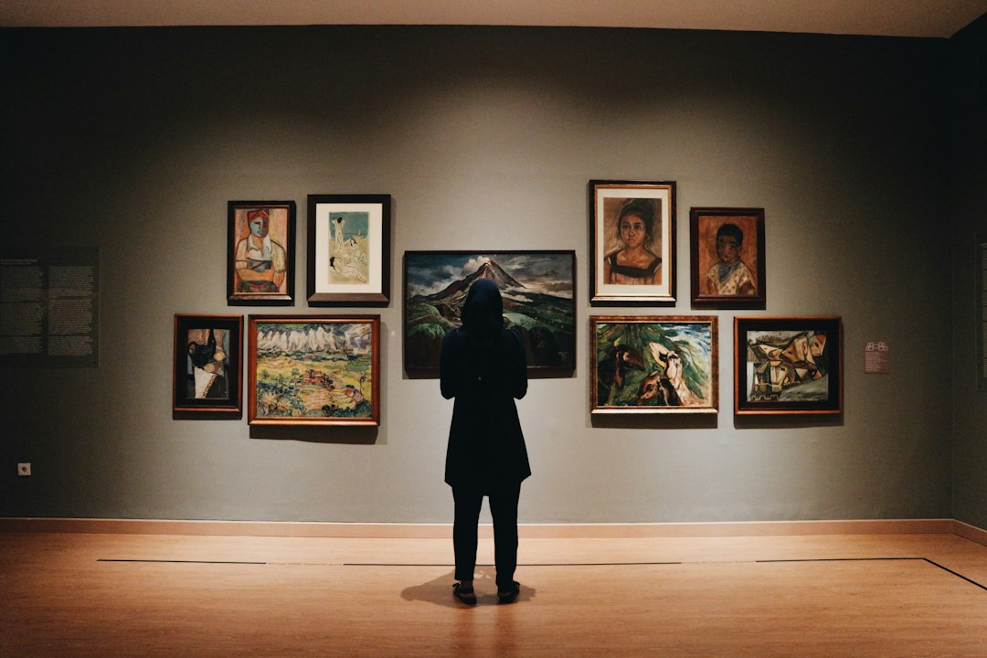 Exposição de arte em galeria; imagem ilustrativa que não retrata a exposição de Niterói