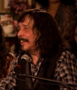 Benito di Paula durante apresentação musical com microfone