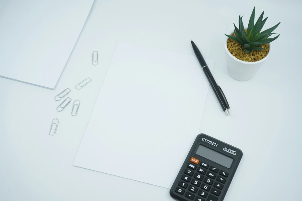 Calculadora e documentos financeiros, fotografia ilustrativa