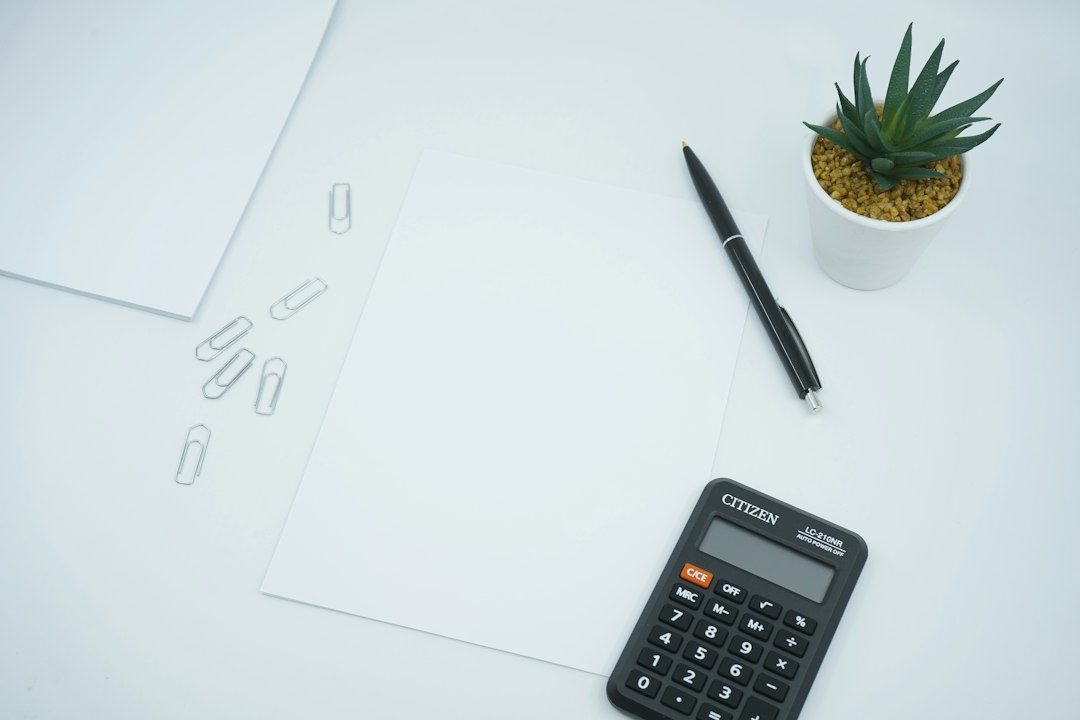 Calculadora e documentos financeiros, fotografia ilustrativa