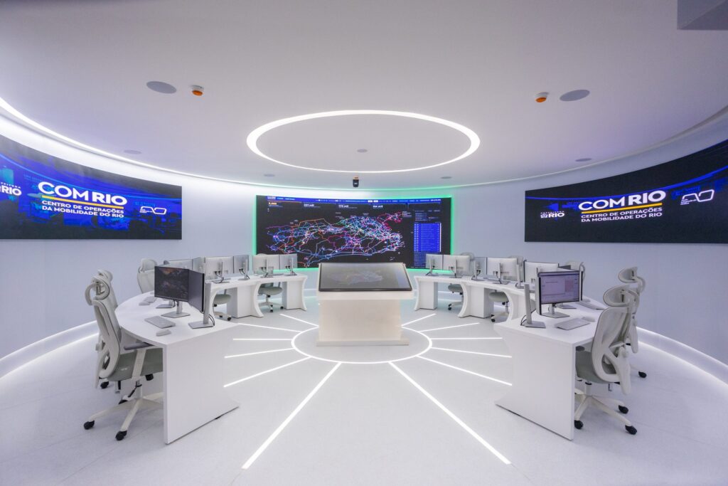 Sala do Centro de Operações de Mobilidade Rio com telas de monitoramento