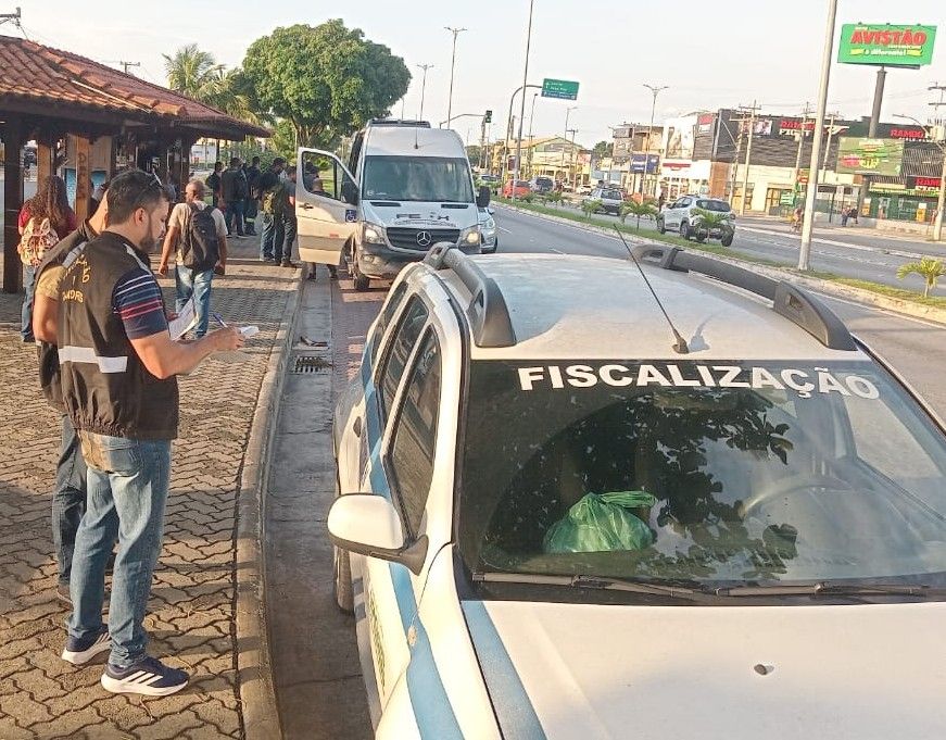 Agente municipal fiscaliza veículos de transporte na região de Costazul