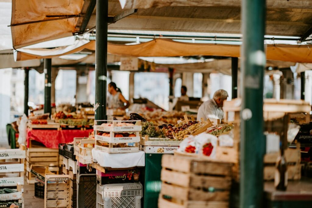 Mercado com bancas de comércio, fotografia ilustrativa