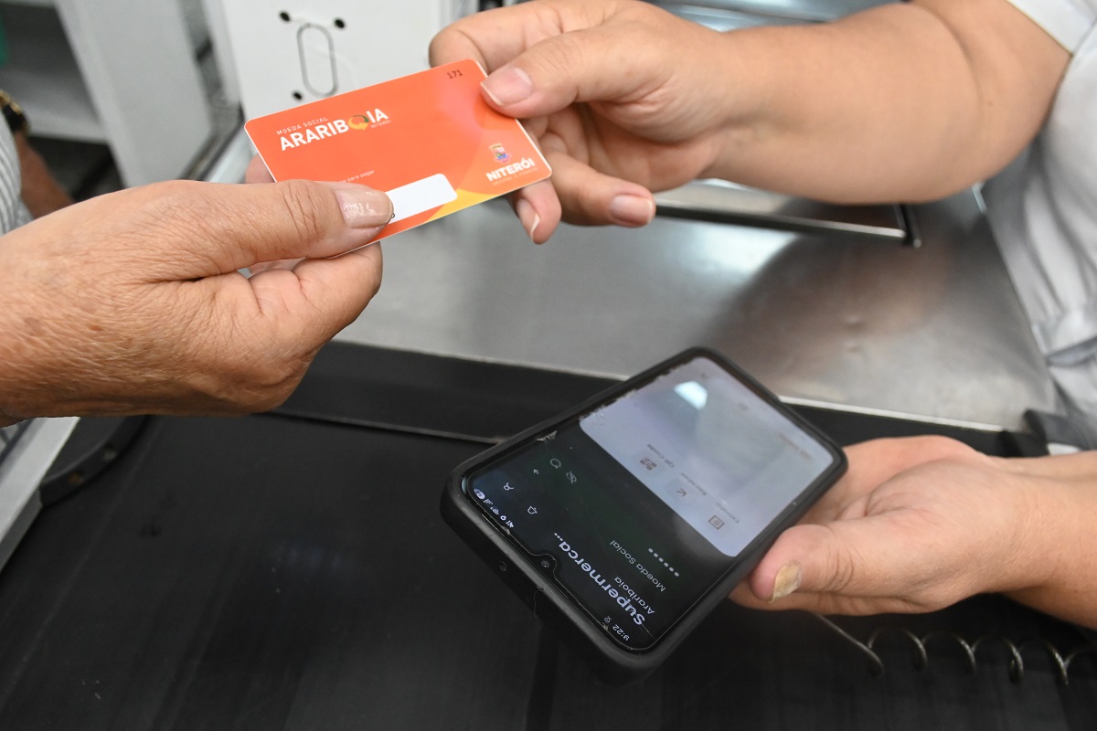 Cartão da Moeda Social Arariboia em uso