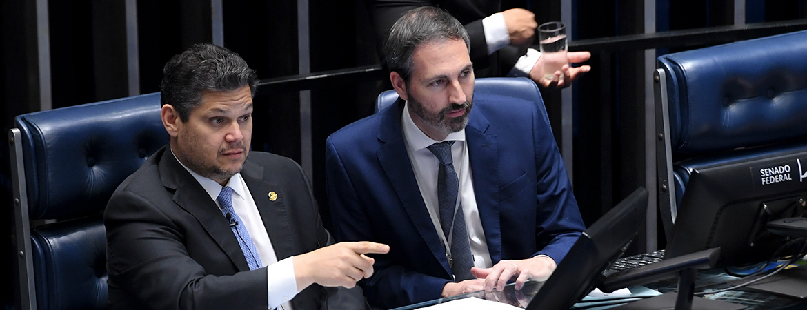 Mesa do Plenário do Senado Federal durante sessão deliberativa