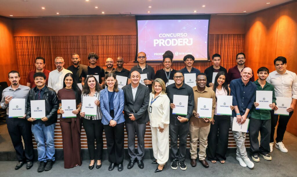 Grupo de novos servidores e representantes do Proderj na cerimônia de posse em 29 de outubro de 2026. Foto: Divulgação / Governo do Estado do Rio de Janeiro.