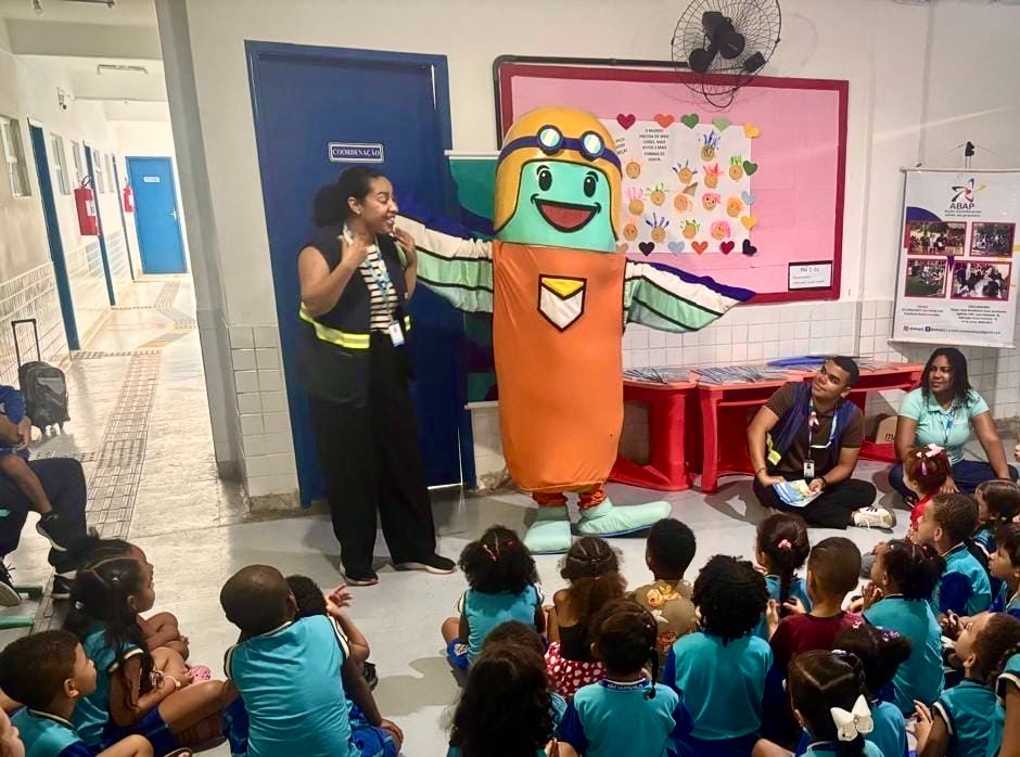 Crianças participam de atividade educativa com equipe da Águas do Rio e mascote Azulino em São Gonçalo