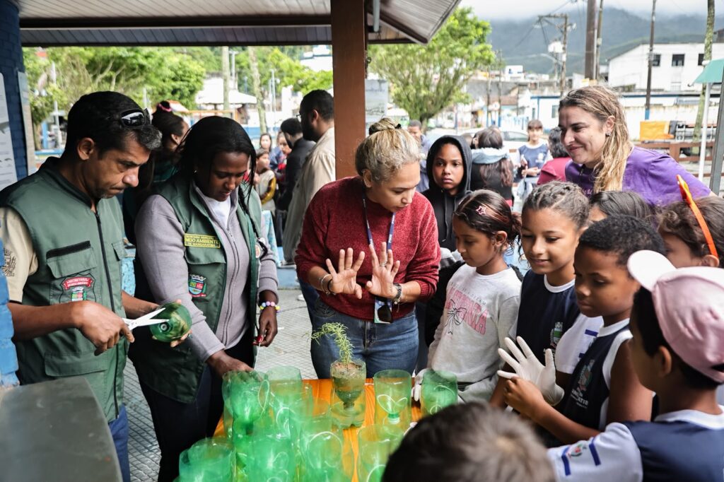 Alunos de Itacuruçá participam de ação de proteção ao boto-cinza