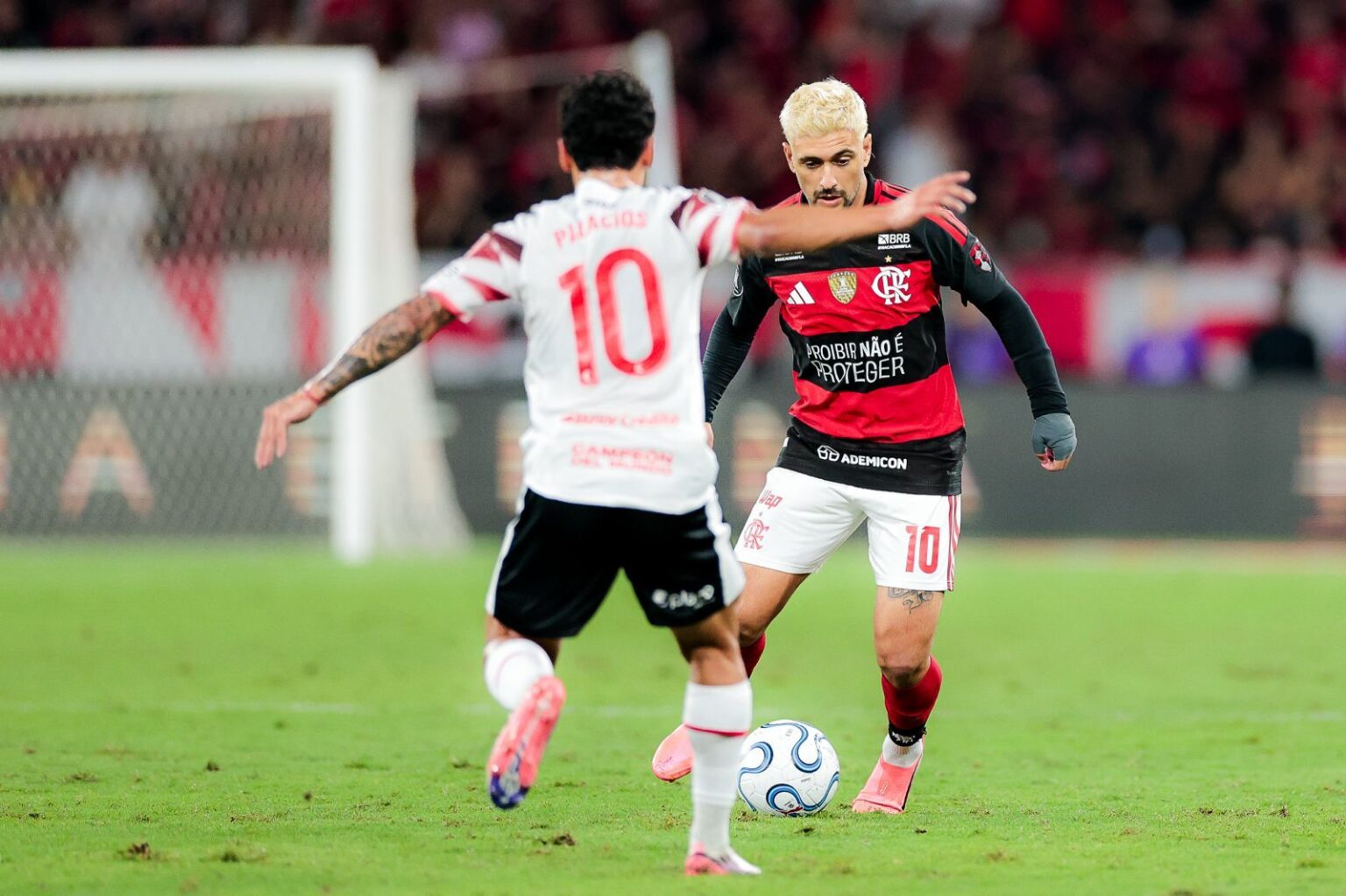 Jogador do Flamengo em ação contra o Estudiantes no Maracanã