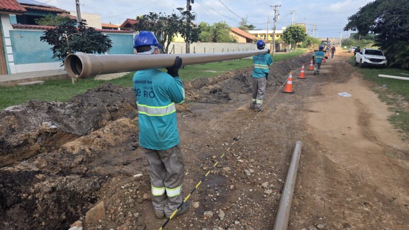 Trabalhadores da Águas do Rio instalam nova rede de abastecimento em Saquarema