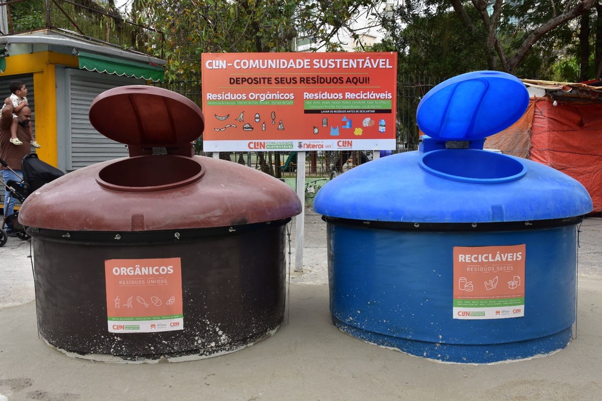 Dois contêineres semienterrados, um marrom e um azul, identificados para resíduos orgânicos e recicláveis em Niterói