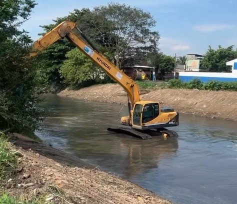 Ação do programa Limpa Rio em Belford Roxo