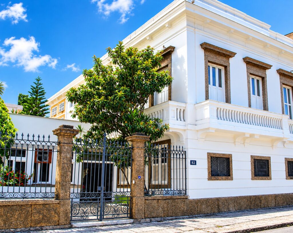 Fachada do casarão branco na Rua da Matriz 82 em Botafogo, sede do IESP-Uerj