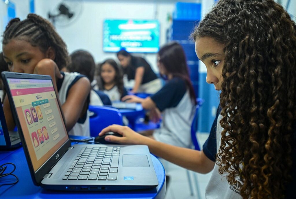 Atividade de educação digital com estudantes da rede municipal de Campos