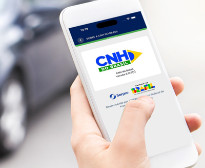 Celular exibe o aplicativo CNH do Brasil