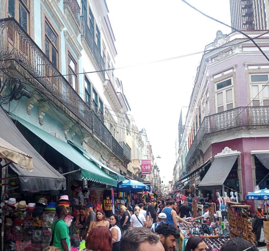 Movimento no comércio popular do Centro do Rio de Janeiro