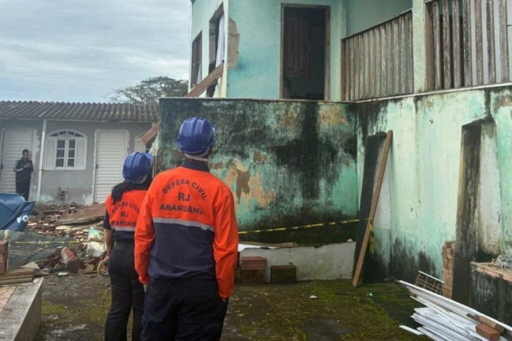 Equipe da Defesa Civil de Araruama durante atendimento