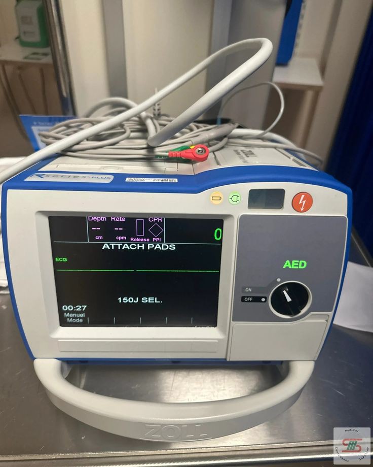 Desfibrilador externo automático usado em emergências cardíacas