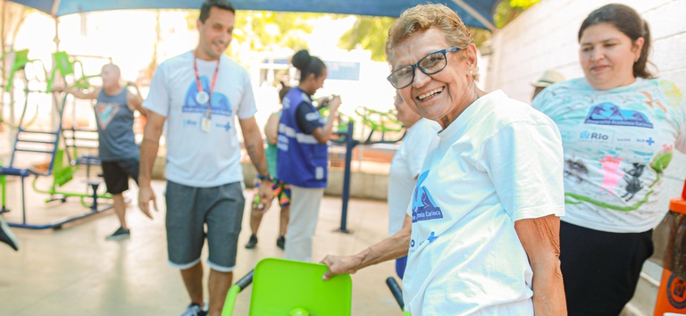 Pessoa idosa participa de atividade acompanhada por profissional