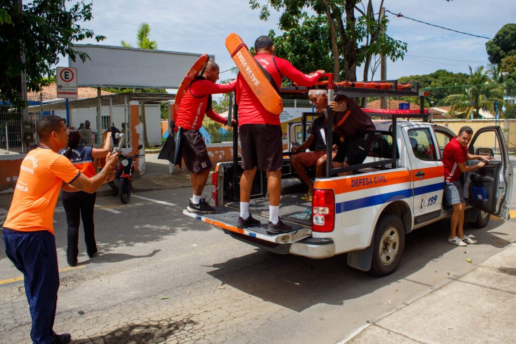 Equipe de salvamento em treinamento no litoral de Maricá