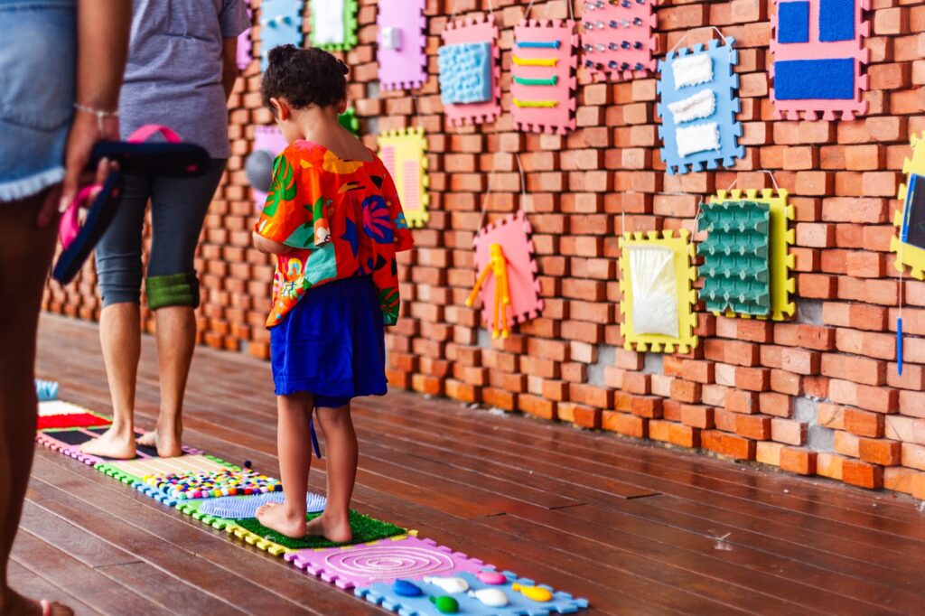 Criança participa de atividade sensorial inclusiva em Niterói
