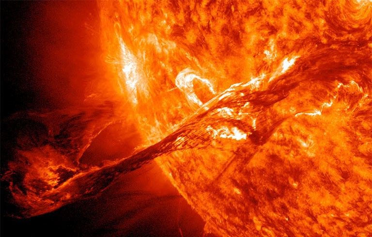 Ejeção de massa coronal observada no Sol