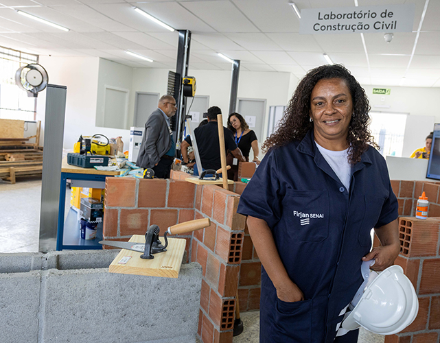 Participante de capacitação em construção civil da Firjan SENAI no laboratório Canteiro Escola de Paracambi