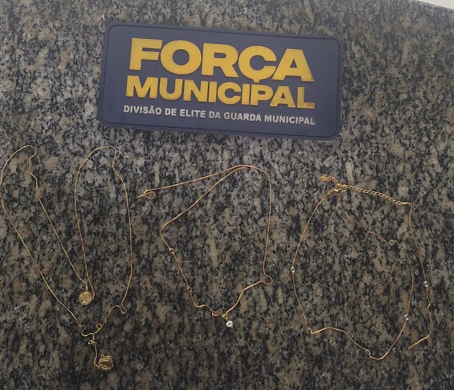 Agentes da Força Municipal do Rio durante operação