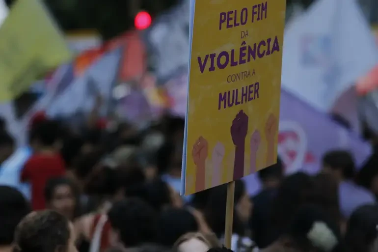 Cartaz pede o fim da violência contra a mulher