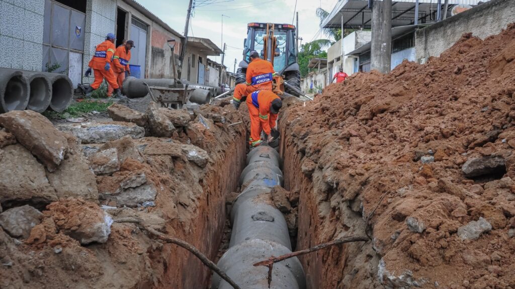 Obras de pavimentação no BNH da Reta em Itaboraí