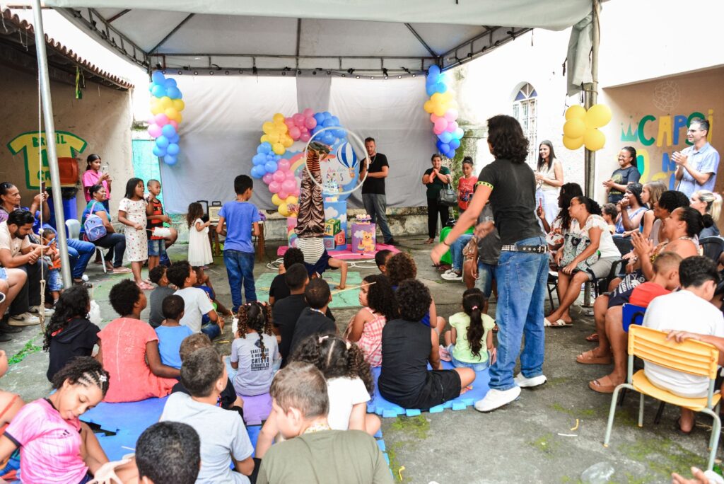 Crianças participam de atividade no CAPSI de Itaboraí