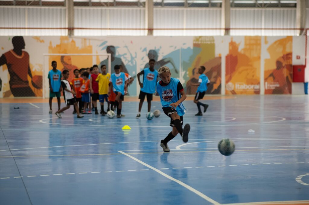 Crianças participam de aula de futsal no Ginásio Esportivo de Itaboraí