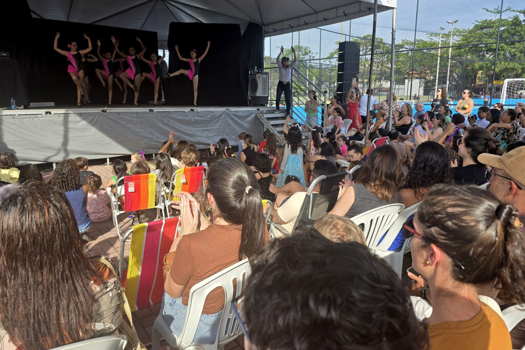 Crianças e famílias acompanham apresentação cultural em Macaé
