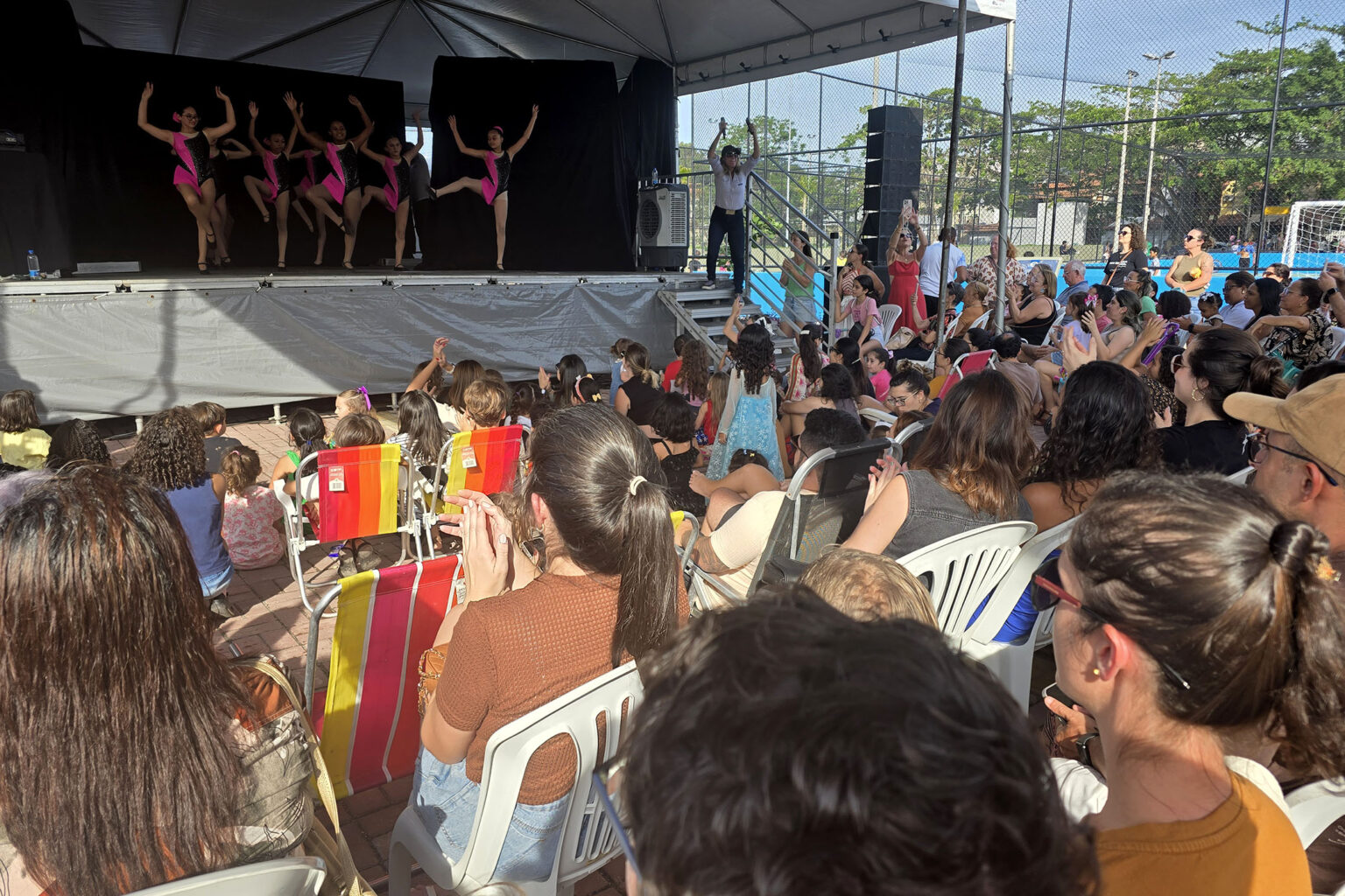 Crianças e famílias acompanham apresentação cultural em Macaé