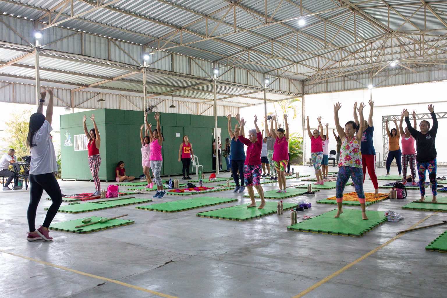Mulheres participam de atividade do Outubro Rosa em Maricá