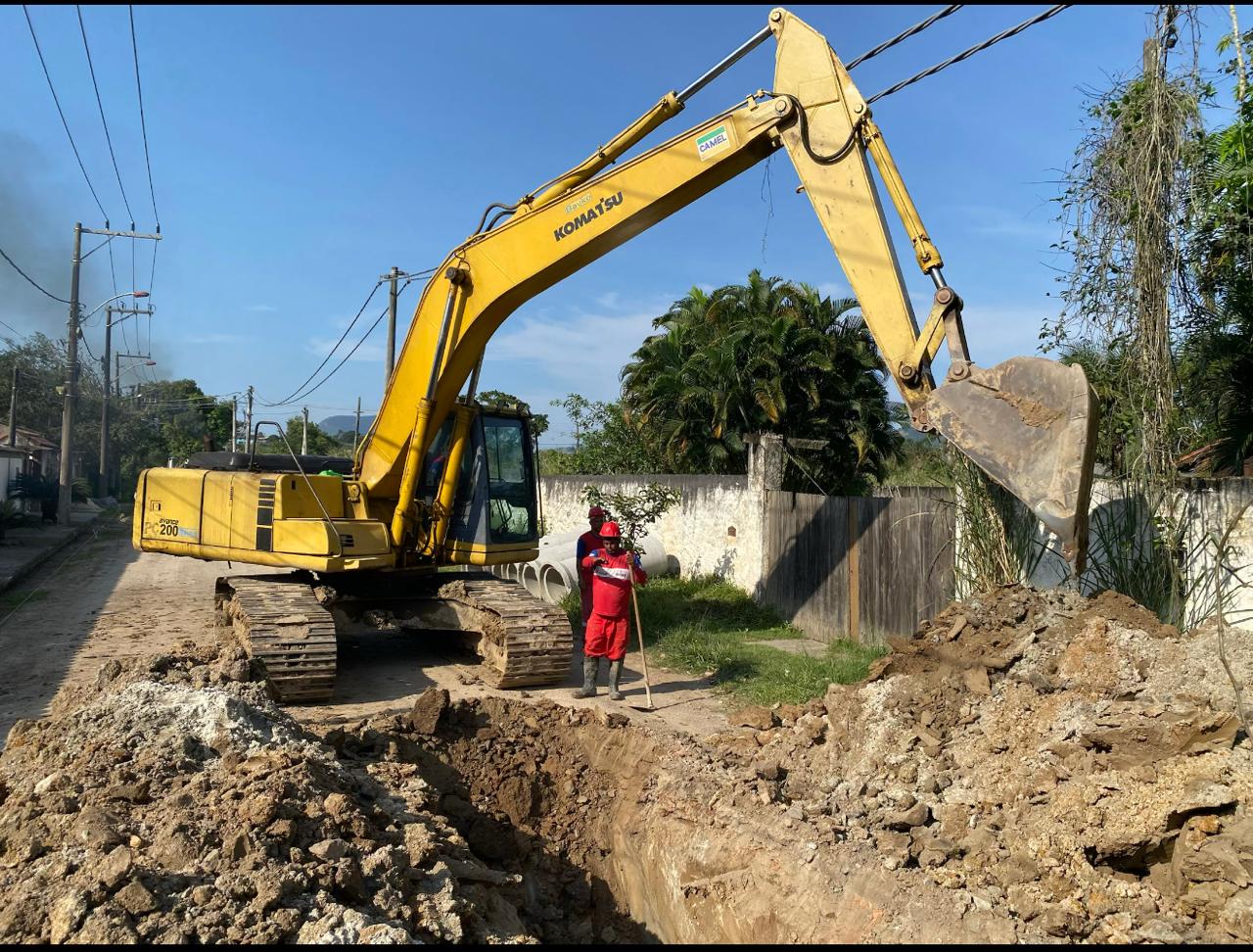Máquina trabalha em obra de drenagem e urbanização no Parque Vera Cruz, em Itaipuaçu