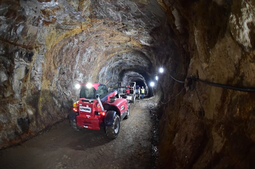 Equipamentos e profissionais trabalham dentro do Túnel do Tibau, em Niterói