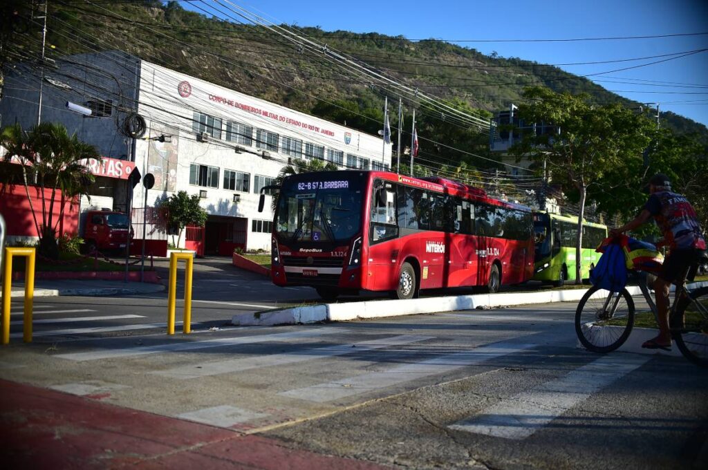 Ônibus da frota municipal de Niterói em via pública, ilustrando a operação gratuita das eleições