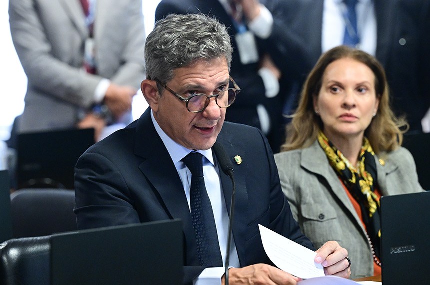 Senador Rogério Carvalho durante reunião da Comissão de Constituição e Justiça do Senado