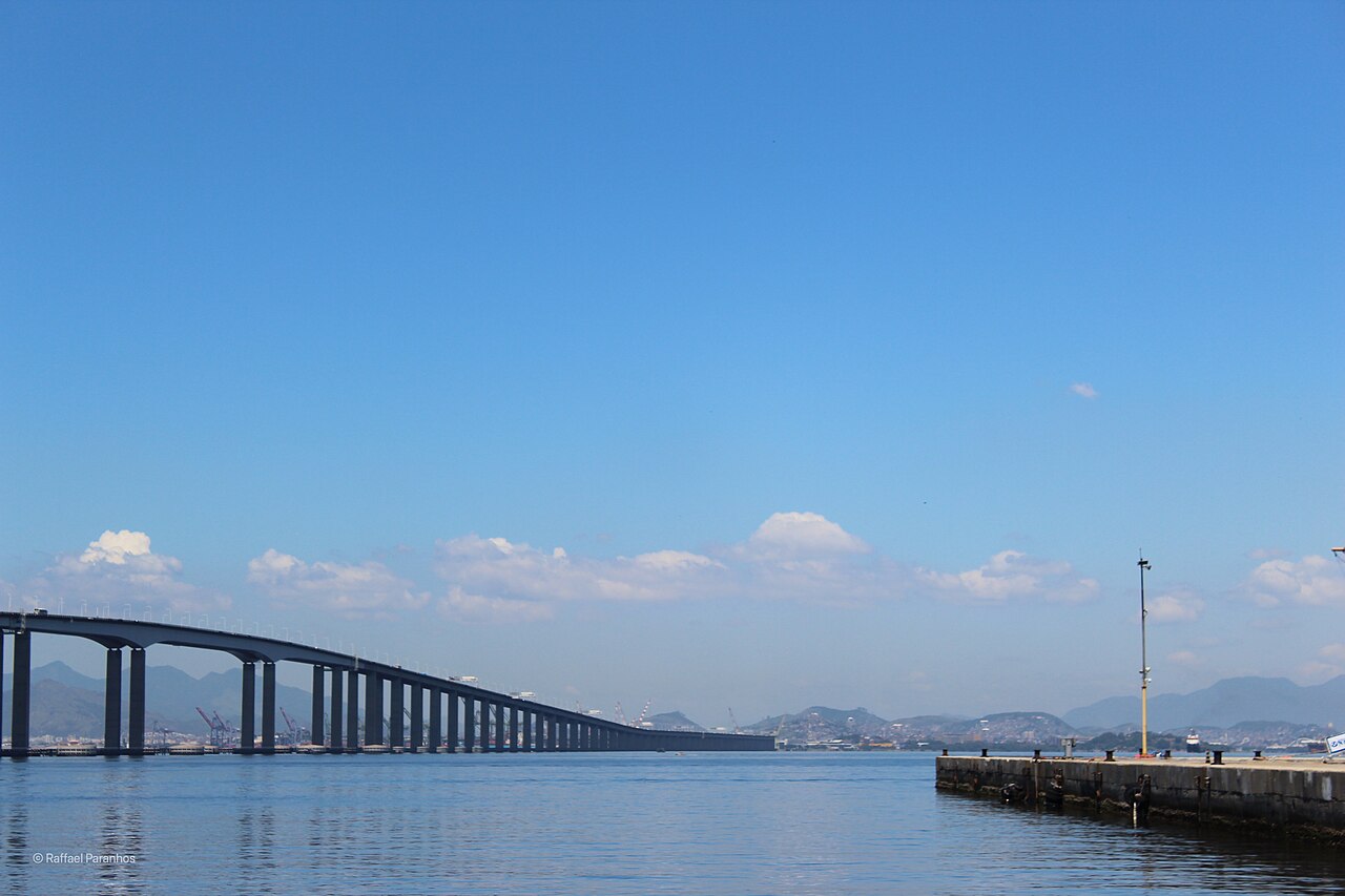 Vista da Ponte Rio-Niterói sobre a Baía de Guanabara; fotografia de arquivo de 2017