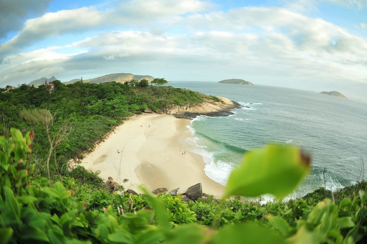 Praia do Sossego em Niterói, certificada com a Bandeira Azul