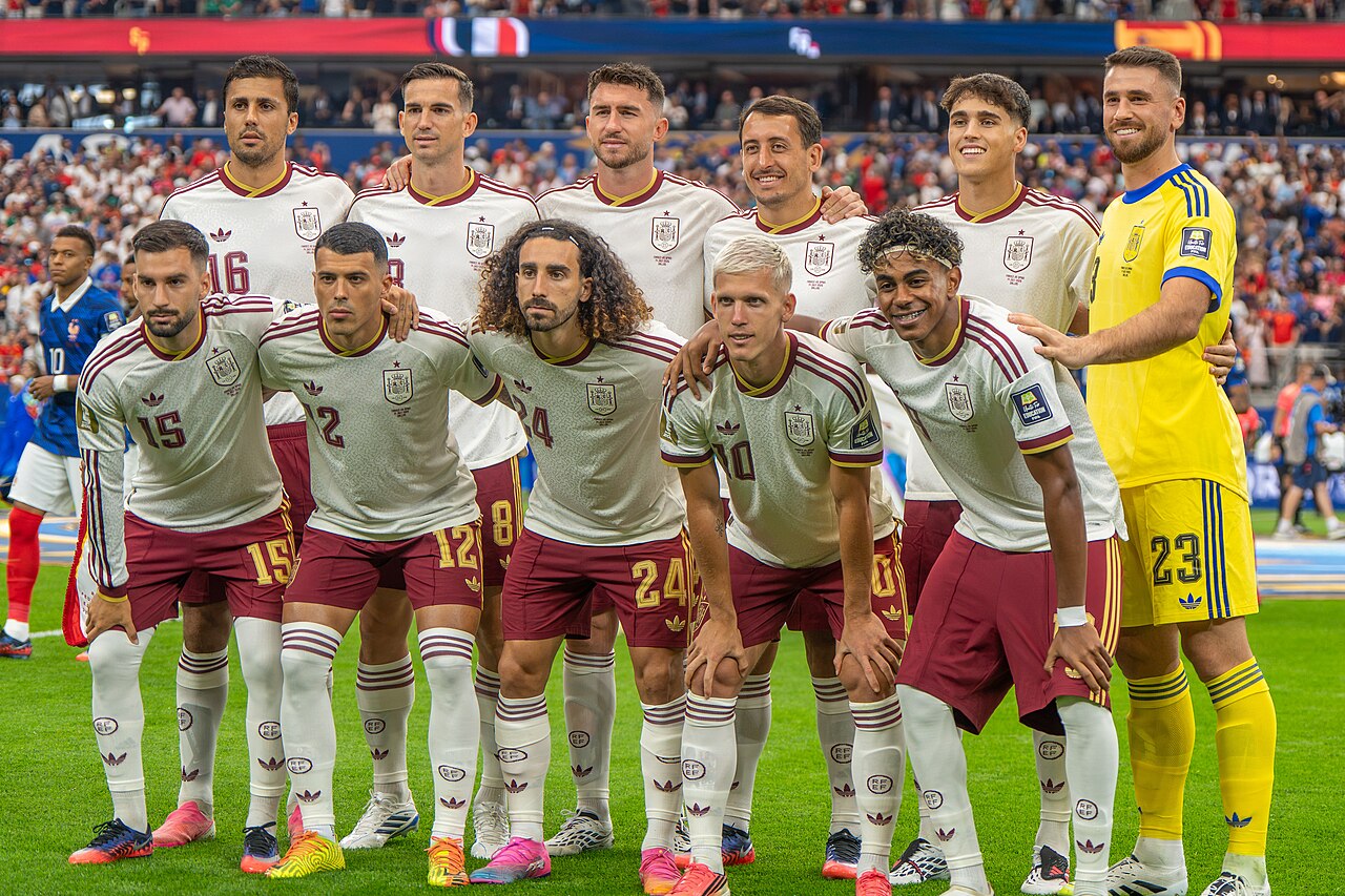 Jogadores da seleção da Espanha antes de partida em 2026