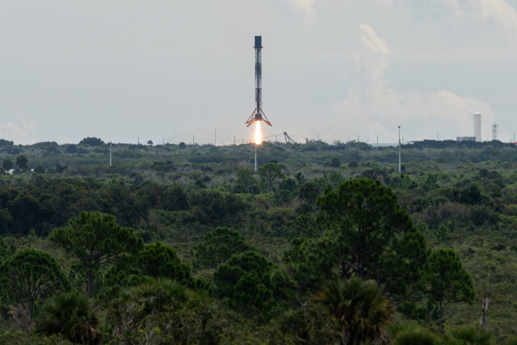 Foguete Falcon 9 após lançamento espacial