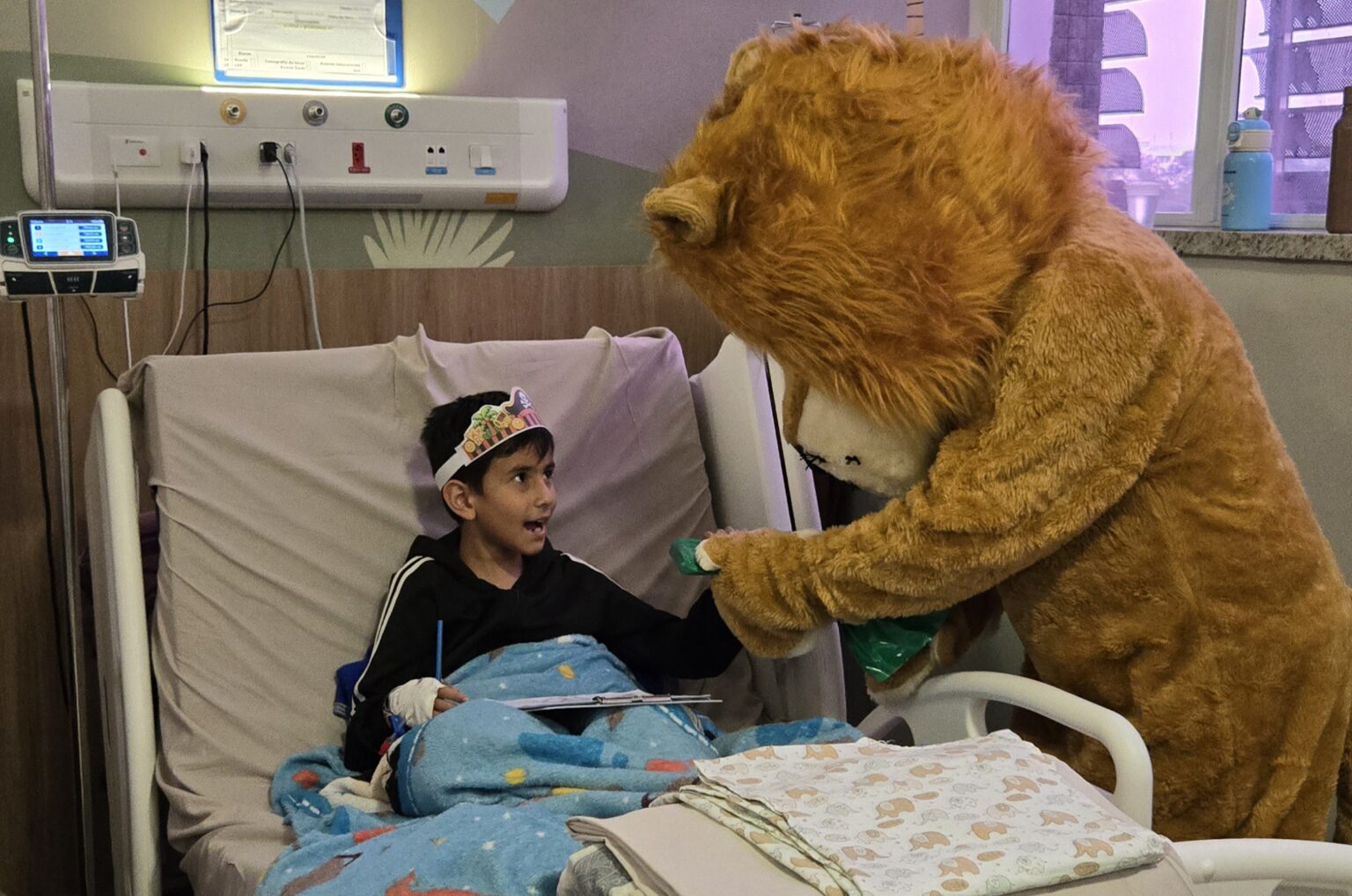 Personagens visitam pacientes pediátricos no Hospital Souza Aguiar