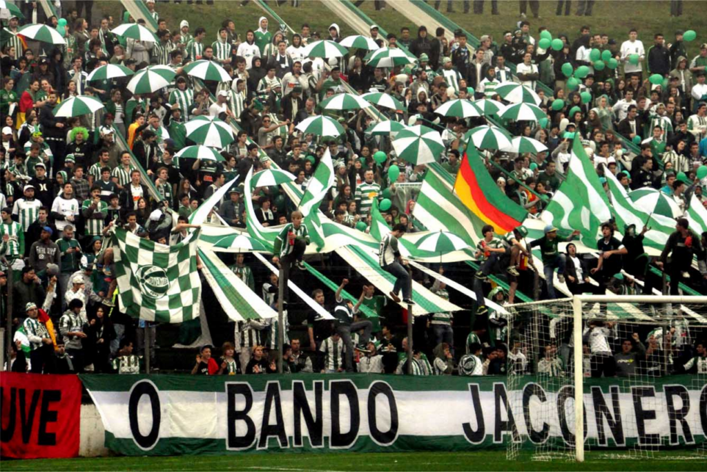 Torcedores do Juventude em arquibancada