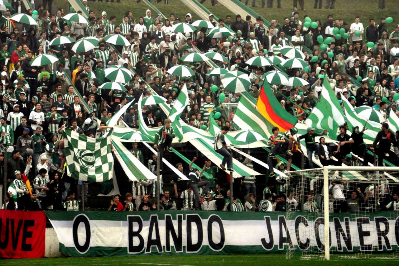 Torcedores do Juventude em arquibancada